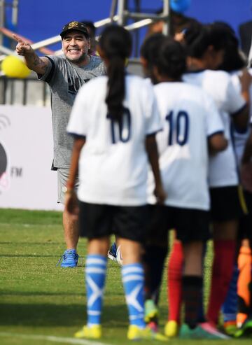 Maradona visita una escuela en la India