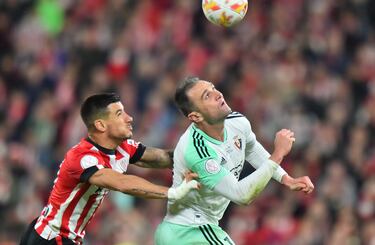 Yuri Berchiche y Kike García durante una acción del partido entre Athletic Club y Osasuna.