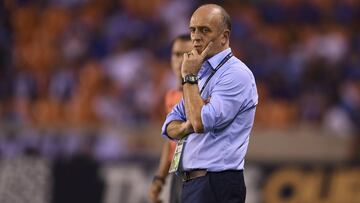 El estratega uruguayo de la Selección Hondureña descartó su renuncia luego de caer eliminado en la Copa Oro, tras perder por la mínima diferencia ante Curazao.