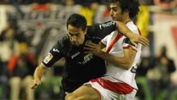 <b>APARECIÓ JONAS. </b>El brasileño, que disputa un balón con el rayista Arribas, fue el mejor del Valencia.