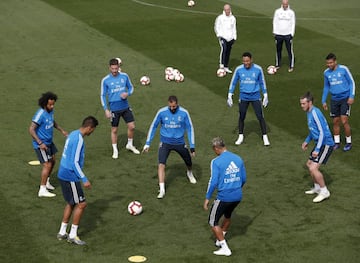 Zinedine Zidane observa, al fondo, el ejercicio de sus jugadores.