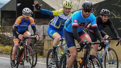 El ciclista irland&eacute;s Sean Lynch saluda durante una carrera.