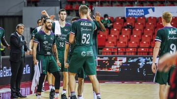 Los jugadores del Unicaja celebran una acci&oacute;n durante el partido contra el Casademont Zaragoza.