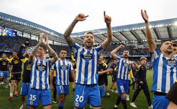 Los jugadores del Deportivo de La Coruña celebran en el estadio de Riazor el ascenso a segunda división. En la imagen Rubén López y José Ángel Jurado.