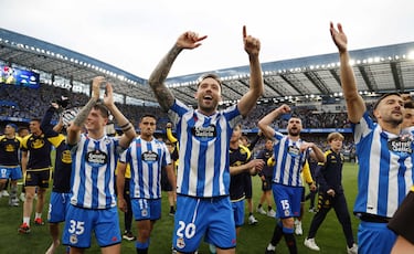Los jugadores del Deportivo de La Coruña celebran en el estadio de Riazor el ascenso a segunda división. En la imagen Rubén López y José Ángel Jurado.