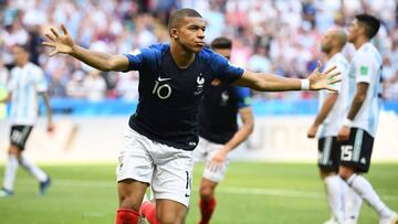 Mbapp&eacute; celebra uno de sus goles. 