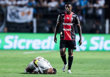 Neymar de Santos se revuelve de dolor sobre el csped del Estadio Urbano Caldeira.