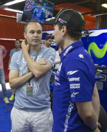 Andrés Iniesta visita los boxes de Yamaha y Honda