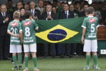 El Presidente de Brasil Michel Temer, entre otras personalidades, asiste al funeral colectivo por las víctimas del trágico accidente en el estadio Arena Condá de Chapecó.