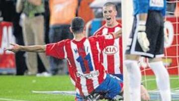 <b>LOS DOS HÉROES. </b>Maxi se fue como una bala a celebrar el gol del triunfo con Fernando Torres, que se lo había puesto en bandeja.