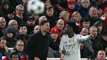 Real Madrid's Spanish coach Xabi Alonso (L) speaks with Real Madrid's Brazilian forward #07 Vinicius Junior (R) during the UEFA Champions League, league phase football match between Liverpool and Real Madrid at Anfield in Liverpool, north west England on November 4, 2025. (Photo by Paul ELLIS / AFP)