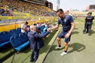 El técnico del Almería saluda al entrenador de porteros de Las Palmas Pepe Yepes.