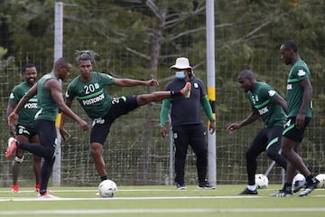 Dorlan Pabón y Andrés Andrade, que arrastraban molestias, participaron sin problemas de los ejercicios, que involucraron trabajos en espacio reducido, reacción y movilidad, además de técnica con el uso de banderines. Todo este ciclo de trabajos estuvo a cargo del preparador físico Carlos Tabares.