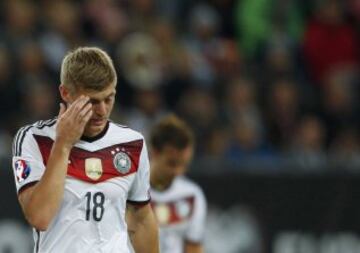 Toni Kroos durante el partido de clasificación para la Eurocopa de 2016 entre alemania e irlanda