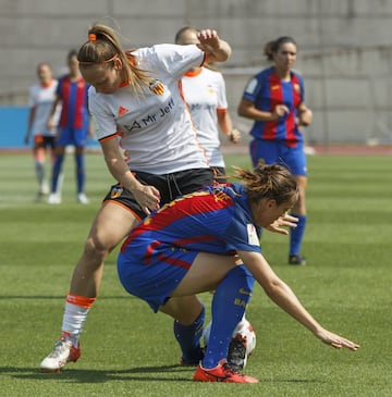 Banini juadora del Valencia pelea un balón con Marta Unzué del Barcelona en la semifinal de la Copa de la Reina de fútbol que se disputa en la Ciudad del Fútbol de Las Rozas