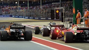 Coches de McLaren, Mercedes y Ferrari durante una sesi&oacute;n de entrenamientos libres de 2017.