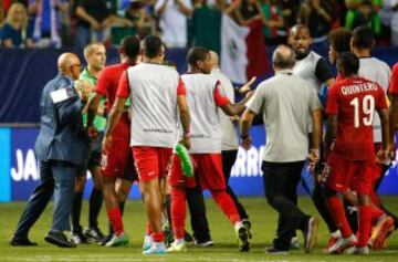 El colegiado Mark Geiger, decretó penalti por una supuesta mano de Torres, lo que enfado de los panameños, que amenazaron incluso con retirarse del campo