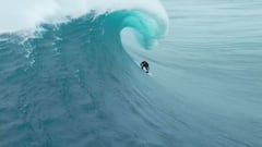 Una ola gigante rompe sobre un surfista en Cortes Bank, en el Oc&eacute;ano Pac&iacute;fico, el 13 de enero del 2023. 