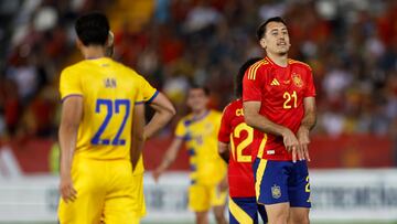 BADAJOZ, 05/06/2024.- El delantero de la selección española de fútbol Mikel Oyarzabal (d) celebra su segundo gol, tercero del equipo español, durante el partido amistoso que los combinados de España y Andorra disputan este miércoles en el estadio Nuevo Vivero, en Badajoz. EFE/Julio Muñoz
