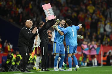 El portero del Barcelona se estrena con la selección española sustituyendo a David Raya.