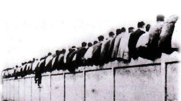 Desde 1909 hasta 1922 el Barcelona jugó en el campo situado en la calle de la Industria, popularmente conocido por el nombre de “La Escopidora”. Tenía una tribuna de dos pisos y capacidad para 6.000 personas, y en los días de lleno los aficionados se sentaban encima del muro que rodeaba el estadio, con lo que desde la calle lo que se veía era precisamente eso, los traseros o ‘culers’ de los seguidores que abarrotaban las gradas. Desde entonces ‘culé’ se ha mantenido como pseudónimo de los barcelonistas.