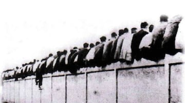 Desde 1909 hasta 1922 el Barcelona jug¨® en el campo situado en la calle de la Industria, popularmente conocido por el nombre de ¡°La Escopidora¡±. Ten¨ªa una tribuna de dos pisos y capacidad para 6.000 personas, y en los d¨ªas de lleno los aficionados se sentaban encima del muro que rodeaba el estadio, con lo que desde la calle lo que se ve¨ªa era precisamente eso, los traseros o ¡®culers¡¯ de los seguidores que abarrotaban las gradas. Desde entonces ¡®cul¨¦¡¯ se ha mantenido como pseud¨®nimo de los barcelonistas.
