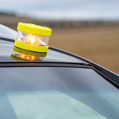 La DGT lo confirma: esto pasará en 2026 con las balizas V-16 que tienen el certificado de vigencia finalizado