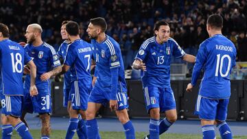 Soccer Football - UEFA Euro 2024 Qualifier - Group C - Italy v North Macedonia - Stadio Olimpico, Rome, Italy - November 17, 2023 Italy's Matteo Darmian celebrates scoring their first goal with Giacomo Raspadori REUTERS/Jennifer Lorenzini