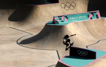 Comentario atribuido a Paul Gilham, director global de deportes en Getty Images 
En esta hermosa imagen, el fotógrafo de Getty Images Ezra Shaw ha utilizado la luz y la composición para mostrar el skateboarding en su entorno urbano en La Concorde. El uso de la luz de la manera en que lo ha hecho Ezra funciona perfectamente para aislar a la patinadora, mientras crea una representación gráfica de los Anillos Olímpicos y el logotipo de París 2024, llevándonos a través de la imagen de izquierda a derecha y de arriba hacia abajo. La imagen muestra a Emilie Alexandre del equipo de Francia calentando antes de las preliminares femeninas de park el día once de los Juegos Olímpicos de París 2024.
