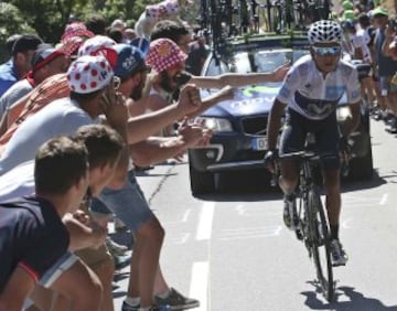 Movistar rider Nairo Quintana of Colombia climbs during the 110.5-km (68.6 miles) 20th stage of the 102nd Tour de France cycling race from Modane to Alpe d'Huez in the French Alps mountains, France, July 25, 2015.     REUTERS/Stefano Rellandini