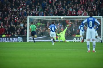 1-0. Aduriz anotó el primer tanto.