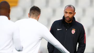 El ext&eacute;cnico franc&eacute;s del M&oacute;naco, Thierry Henry, durante un entrenamiento.