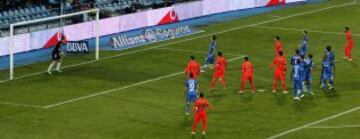 Ocasión de Messi de falta que acabó dando al larguero. 