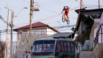 ¡Saltó sobre una micro! Hizo una maniobra increíble en Valparaíso y el final no lo podrás creer...