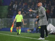 El técnico del Celta, Claudio Giráldez, durante el encuentro correspondiente a la jornada 22 de Laliga EA Sports que disputaron Getafe y Celta en el Coliseum.