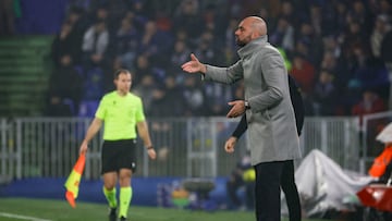 El técnico del Celta, Claudio Giráldez, durante el encuentro correspondiente a la jornada 22 de Laliga EA Sports que disputaron Getafe y Celta en el Coliseum.