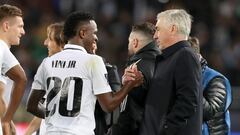 Vinicius y Ancelotti se saludan tras ganar el Madrid el Mundial de Clubes en Marruecos.