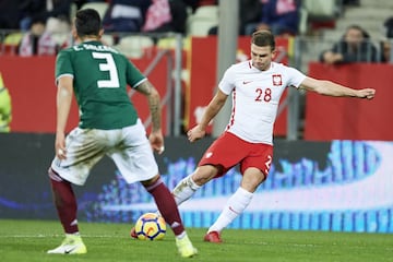 GDA01. GDANSK (POLONIA), 13/11/2017.- El jugador Jakub Swierczok (d)