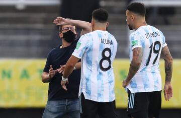 Agentes brasileños interrumpen el partido. 