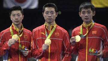 El equipo chino masculino ganó el oro en tenis de mesa.