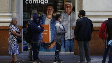 SANTIAGO, CHILE - MARCH 24: People wearing face masks queue for a bank&#039;s ATM machine during the Covid-19 pandemic on March 24, 2020 in Santiago, Chile. The &quot;state of catastrophe&quot; declared by president Sebastian Pi&ntilde;era gives the government extraordinary powers to restrict freedom of movement and assure food supply and basic services for 90 days to confront the spread of COVID-19.  (Photo by Marcelo Hernandez/Getty Images)