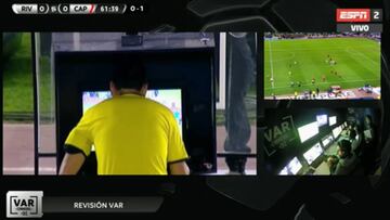 El colegiado chileno observó en la pantalla la mano en el remate de Pinola que propició el penal con el que River Plate igualó la final por medio de Fernández.