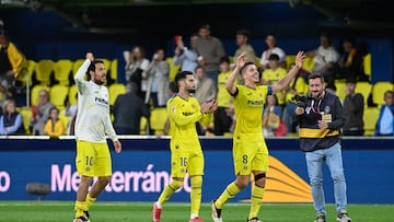 VILLARREAL (CASTELLÓN), 14/05/2025.- Los jugadores del Villarreal celebran su victoria a la finalización del encuentro correspondiente a la jornada 36 de Laliga EA Sports que han disputado hoy miércoles Villarreal y Leganés en el estadio de la Cerámica, en la localidad castellonense. EFE/Andreu Esteban.