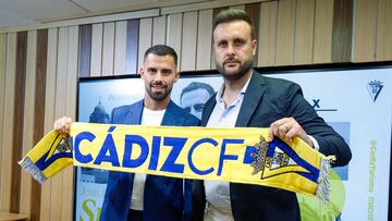 Suso junto a Juan Cala en la sala de prensa del Nuevo Mirandilla.