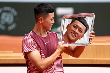 Antes de la final femenina de ayer en Roland Garros se celebró, por la mañana, la final masculina de tenis adaptado. El japonés Tokito Oda se impuso al británico Alfie Hewett por 6-1 y 6-4 y su cara tras el partido era, literalmente, el vivo reflejo de la felicidad, tal y como se muestra en esta imagen, en la que posa con el trofeo de campeón.  