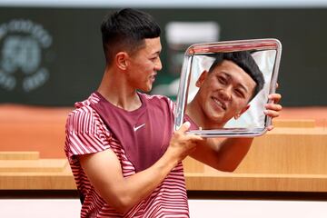 Antes de la final femenina de ayer en Roland Garros se celebr¨®, por la ma?ana, la final masculina de tenis adaptado. El japon¨¦s Tokito Oda se impuso al brit¨¢nico Alfie Hewett por 6-1 y 6-4 y su cara tras el partido era, literalmente, el vivo reflejo de la felicidad, tal y como se muestra en esta imagen, en la que posa con el trofeo de campe¨®n.