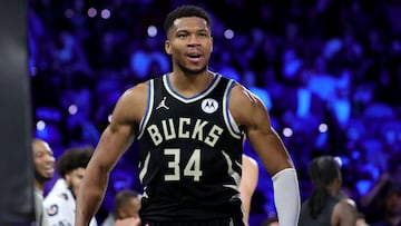 LAS VEGAS, NEVADA - DECEMBER 17: Giannis Antetokounmpo #34 of the Milwaukee Bucks celebrates after he checked out late in the fourth quarter of the championship game of the Emirates NBA Cup against the Oklahoma City Thunder at T-Mobile Arena on December 17, 2024 in Las Vegas, Nevada. The Bucks defeated the Thunder 97-81. NOTE TO USER: User expressly acknowledges and agrees that, by downloading and or using this photograph, User is consenting to the terms and conditions of the Getty Images License Agreement. Ethan Miller/Getty Images/AFP (Photo by Ethan Miller / GETTY IMAGES NORTH AMERICA / Getty Images via AFP)