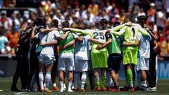 El Deportivo despidi&oacute; en Mestalla una temporada para olvidar