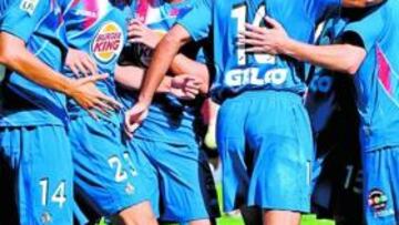 <b>PROTAGONISTAS. </b>Los jugadores del Getafe celebran uno de sus cuatro goles en Santander.