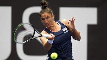 La tenista espa&ntilde;ola Sara Sorribes devuelve una bola durante su partido ante Belinda Bencic en el torneo de Ostrava de 2021.